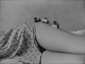petit-train-et-jambes-femme Petit train sur femme allongée