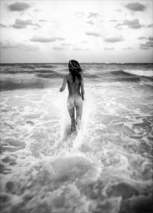 Fille nue qui court à la mer - Instant Charnel