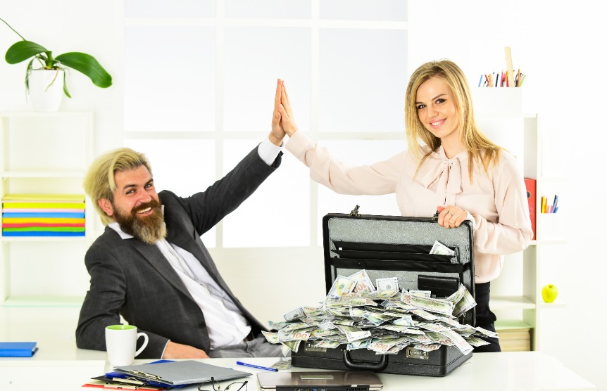 un homme, une femme, une valise de billets